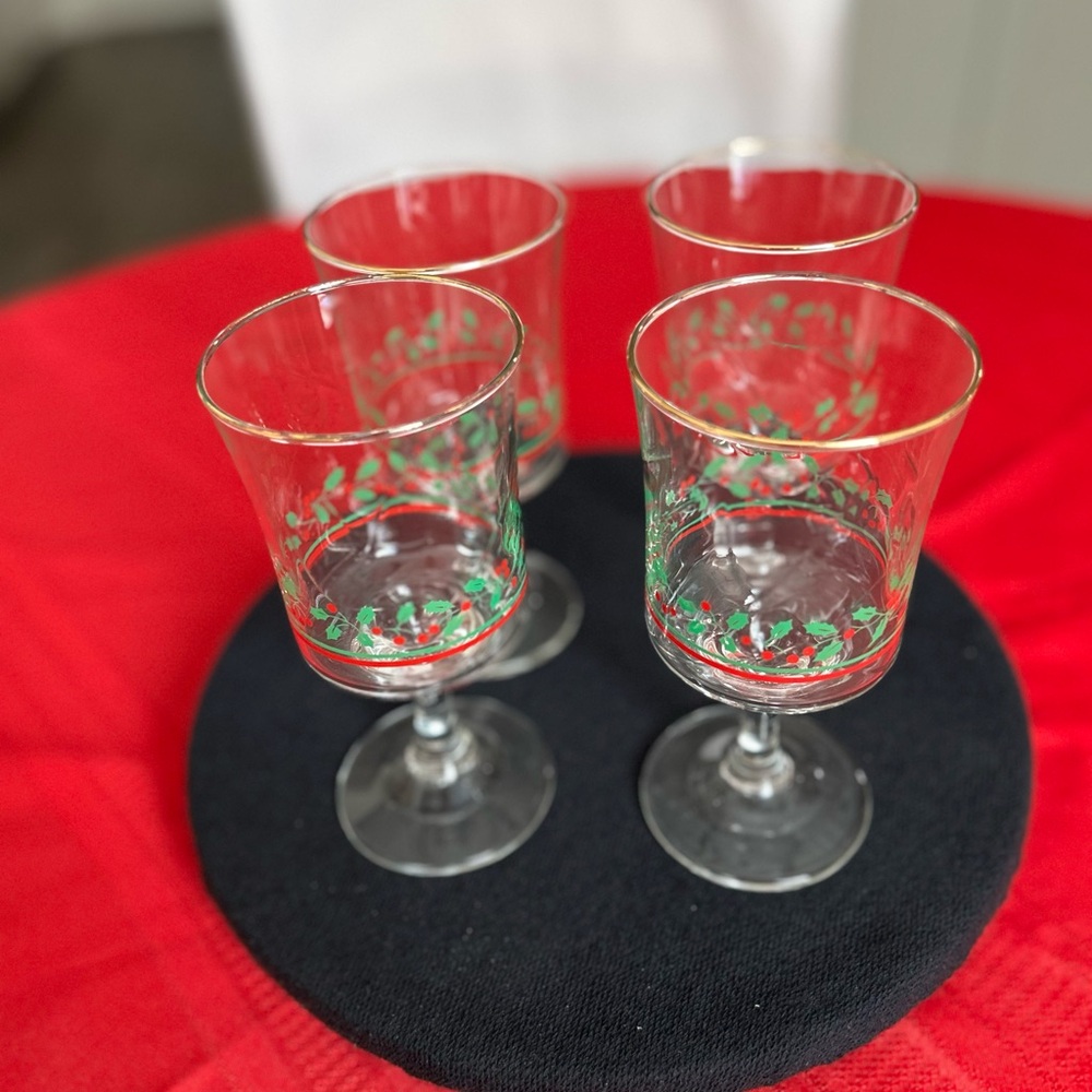 Arby’s Vintage Holiday Collection water/wine goblets. Set of 4.